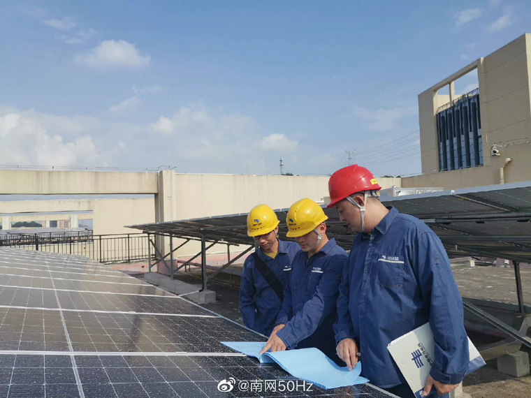 屋頂分布式光伏項(xiàng)目進(jìn)行驗(yàn)收及并網(wǎng)送電,為企業(yè)發(fā)展注入“電動力”